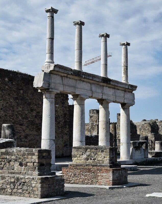 how to get from Naples to Pompeii Italy